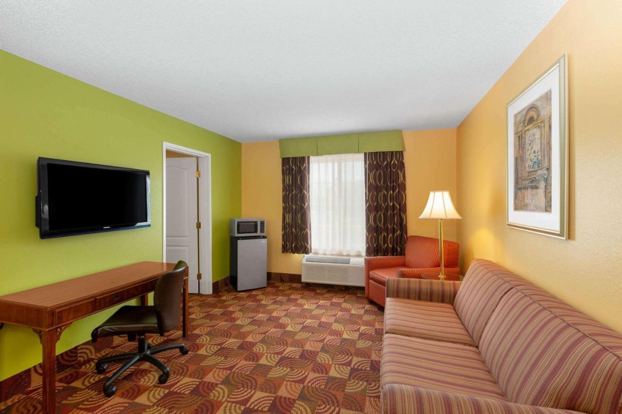 Super 8 By Wyndham Lake Of The Ozarks Eldon Exteriör bild