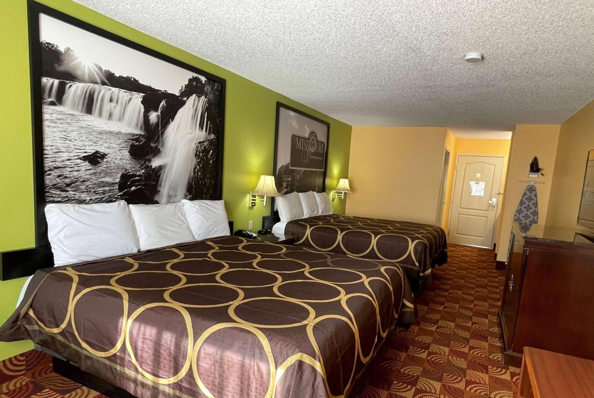 Super 8 By Wyndham Lake Of The Ozarks Eldon Exteriör bild