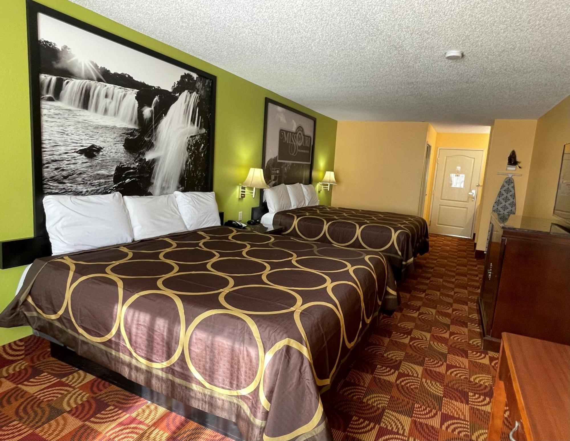 Super 8 By Wyndham Lake Of The Ozarks Eldon Exteriör bild