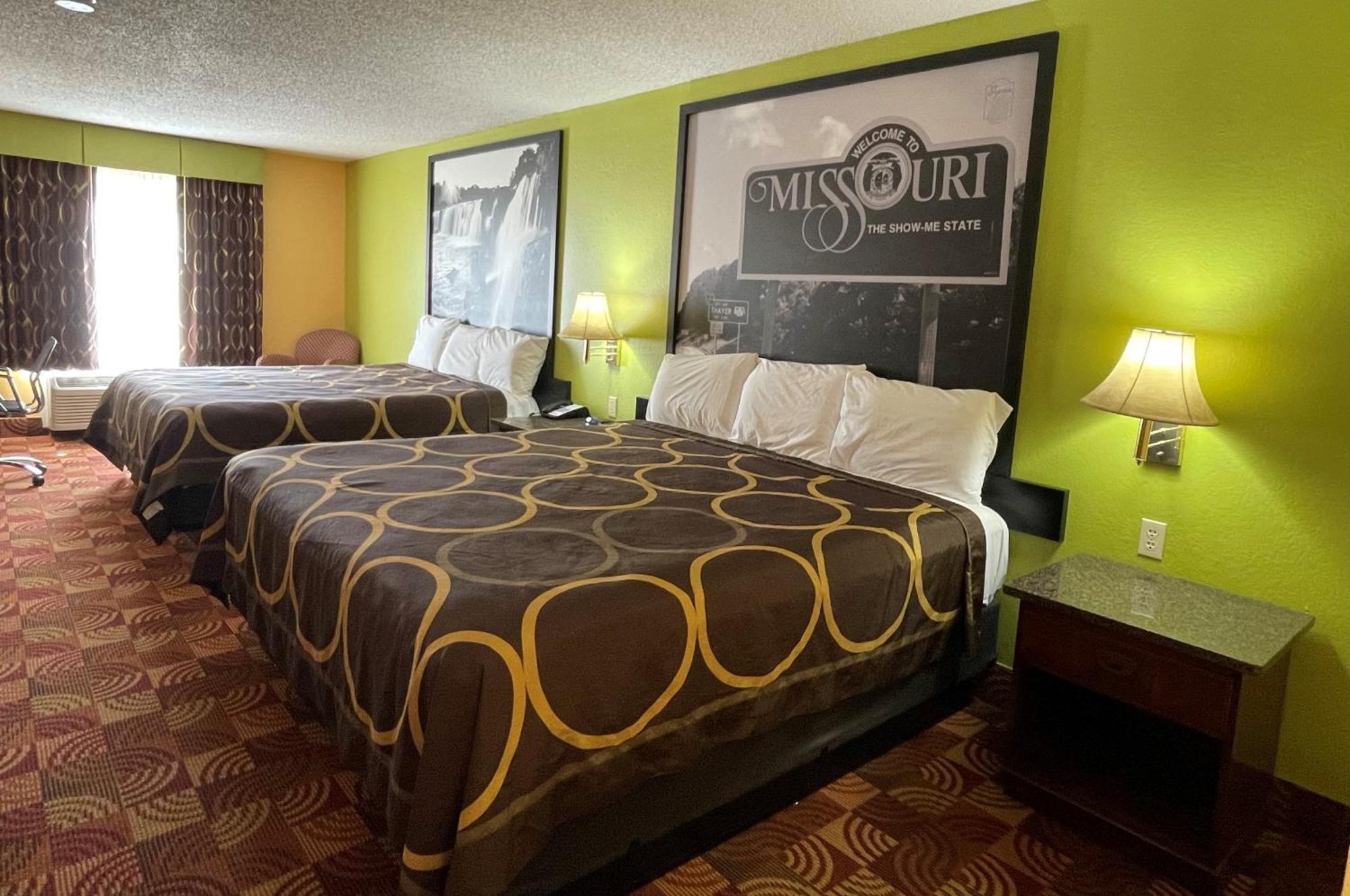 Super 8 By Wyndham Lake Of The Ozarks Eldon Exteriör bild