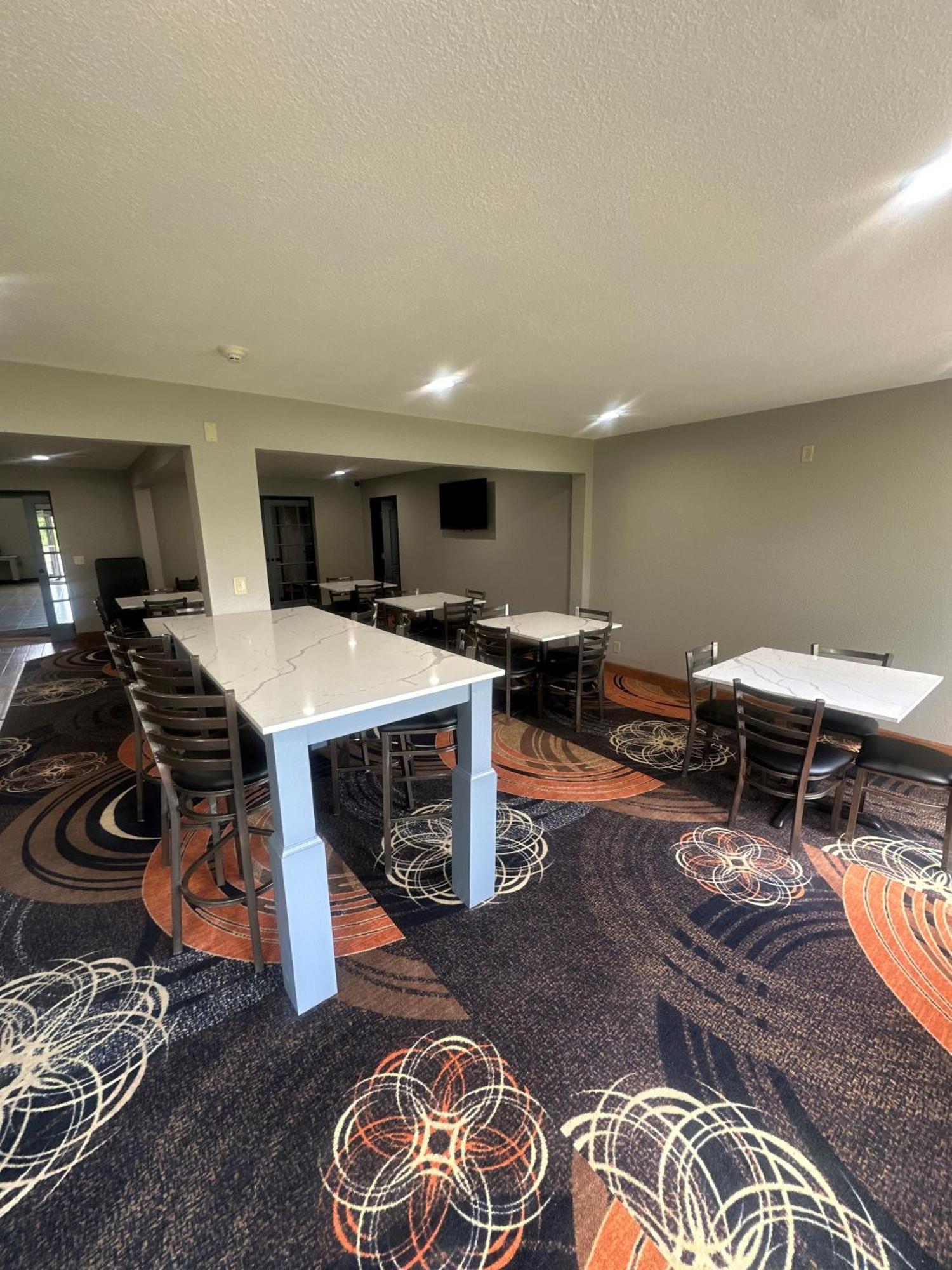 Super 8 By Wyndham Lake Of The Ozarks Eldon Exteriör bild