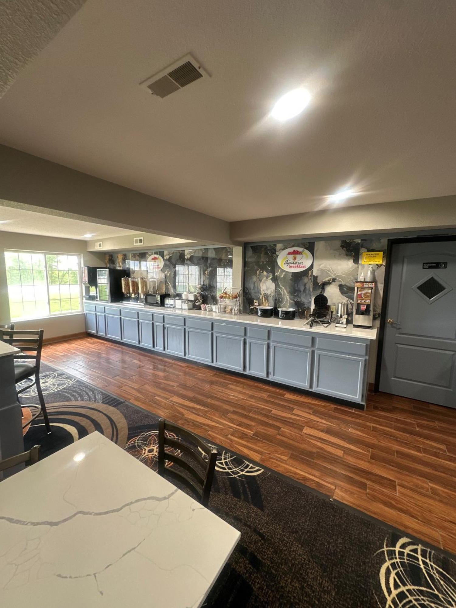 Super 8 By Wyndham Lake Of The Ozarks Eldon Exteriör bild