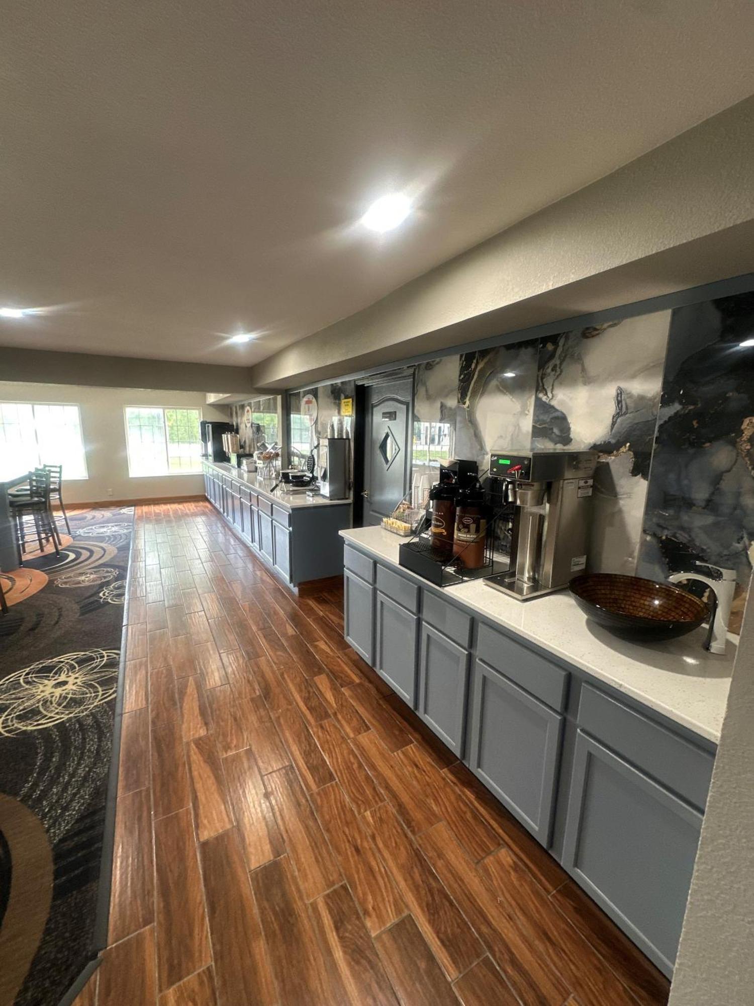 Super 8 By Wyndham Lake Of The Ozarks Eldon Exteriör bild
