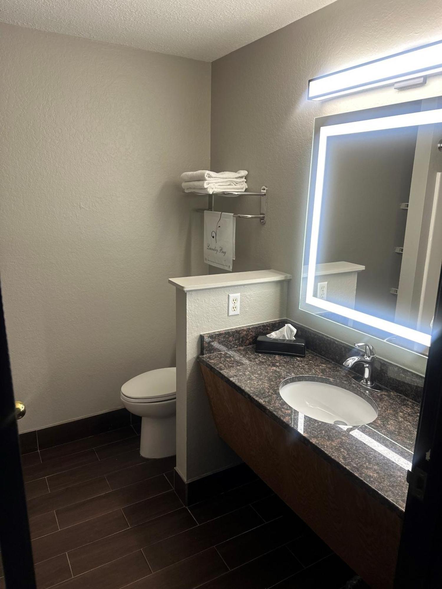 Super 8 By Wyndham Lake Of The Ozarks Eldon Exteriör bild
