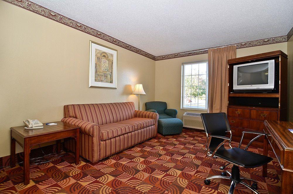 Super 8 By Wyndham Lake Of The Ozarks Eldon Exteriör bild