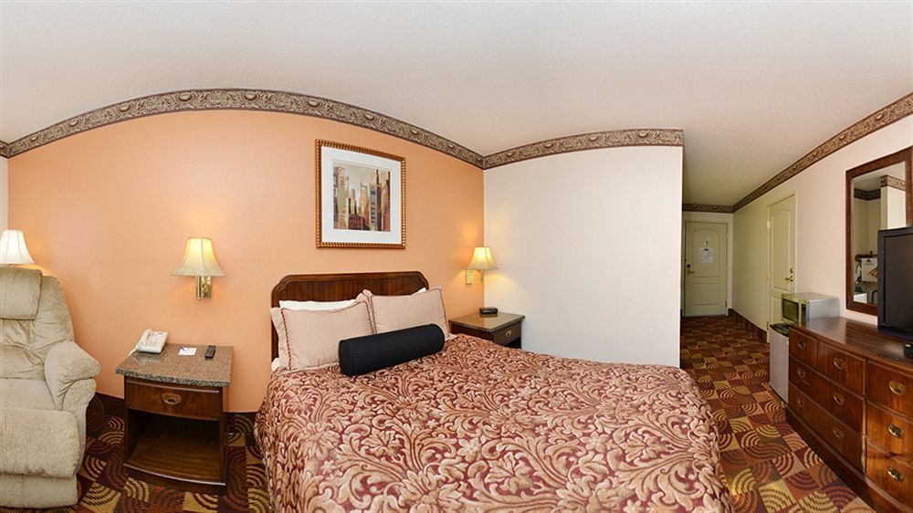 Super 8 By Wyndham Lake Of The Ozarks Eldon Exteriör bild