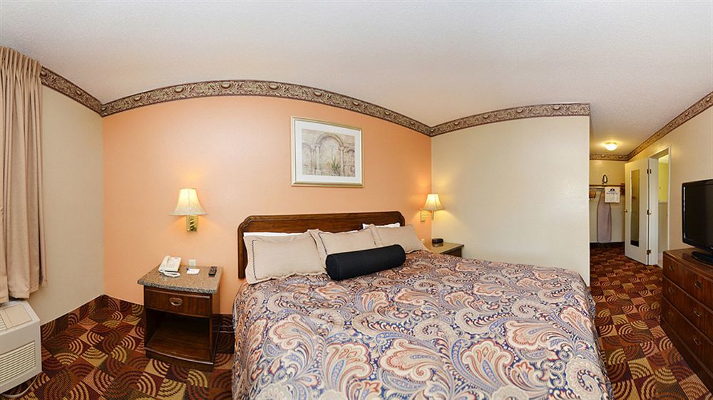 Super 8 By Wyndham Lake Of The Ozarks Eldon Exteriör bild