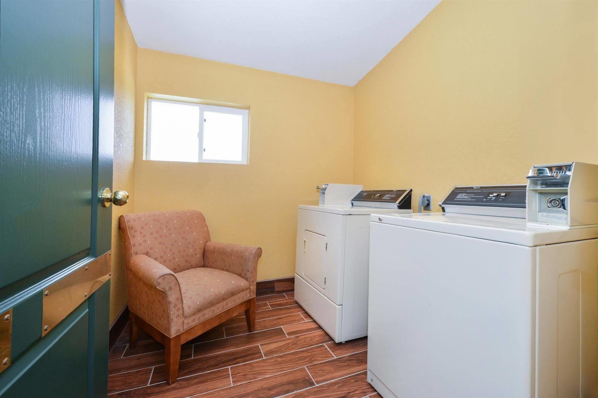 Super 8 By Wyndham Lake Of The Ozarks Eldon Exteriör bild