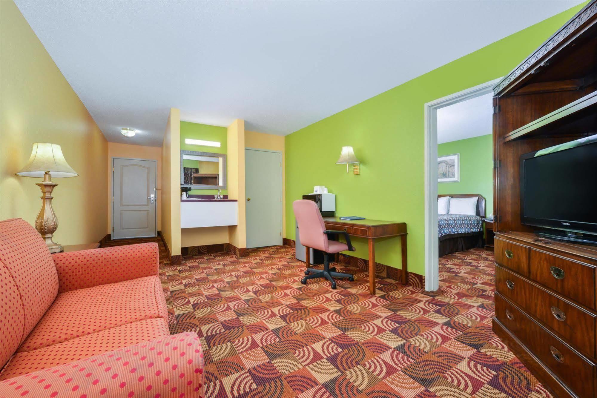 Super 8 By Wyndham Lake Of The Ozarks Eldon Exteriör bild
